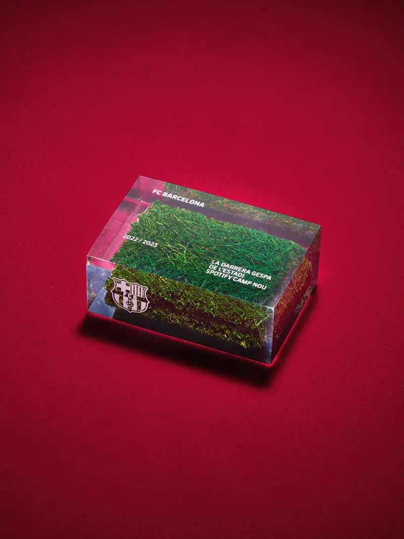 Methacrylate with grass from the last pitch at Spotify Camp Nou