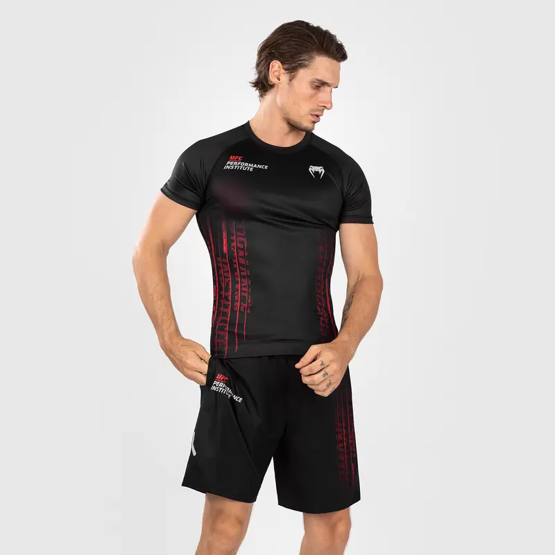 Rashguard à manches courtes pour hommes UFC Venum Performance Institute 2.0 - Noir/Rouge