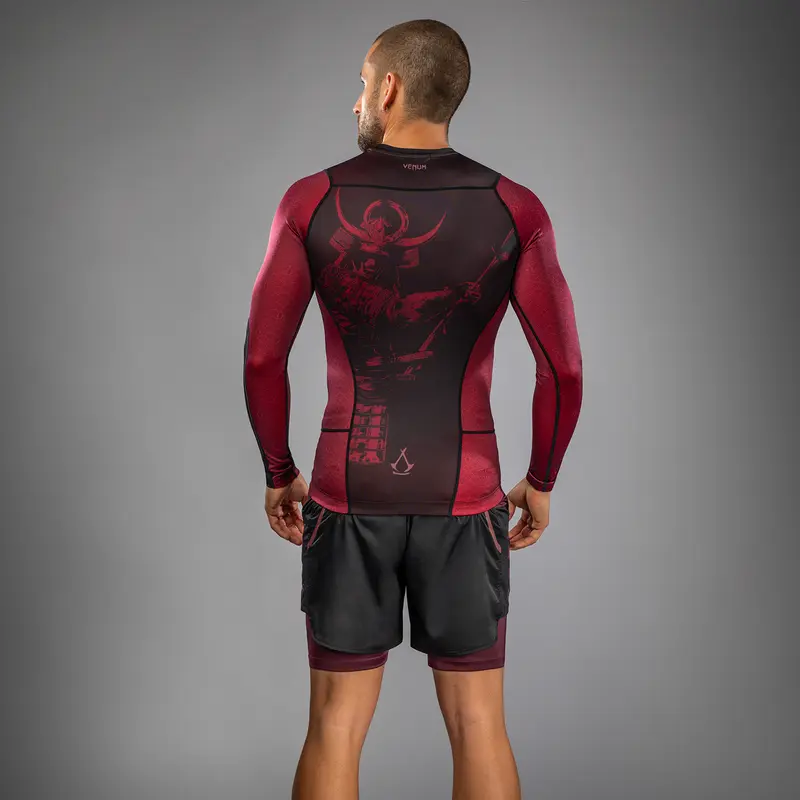 Rashguard à manches longues pour Hommes Venum x Assassin’s Creed Shadows - Bordeaux/Noir