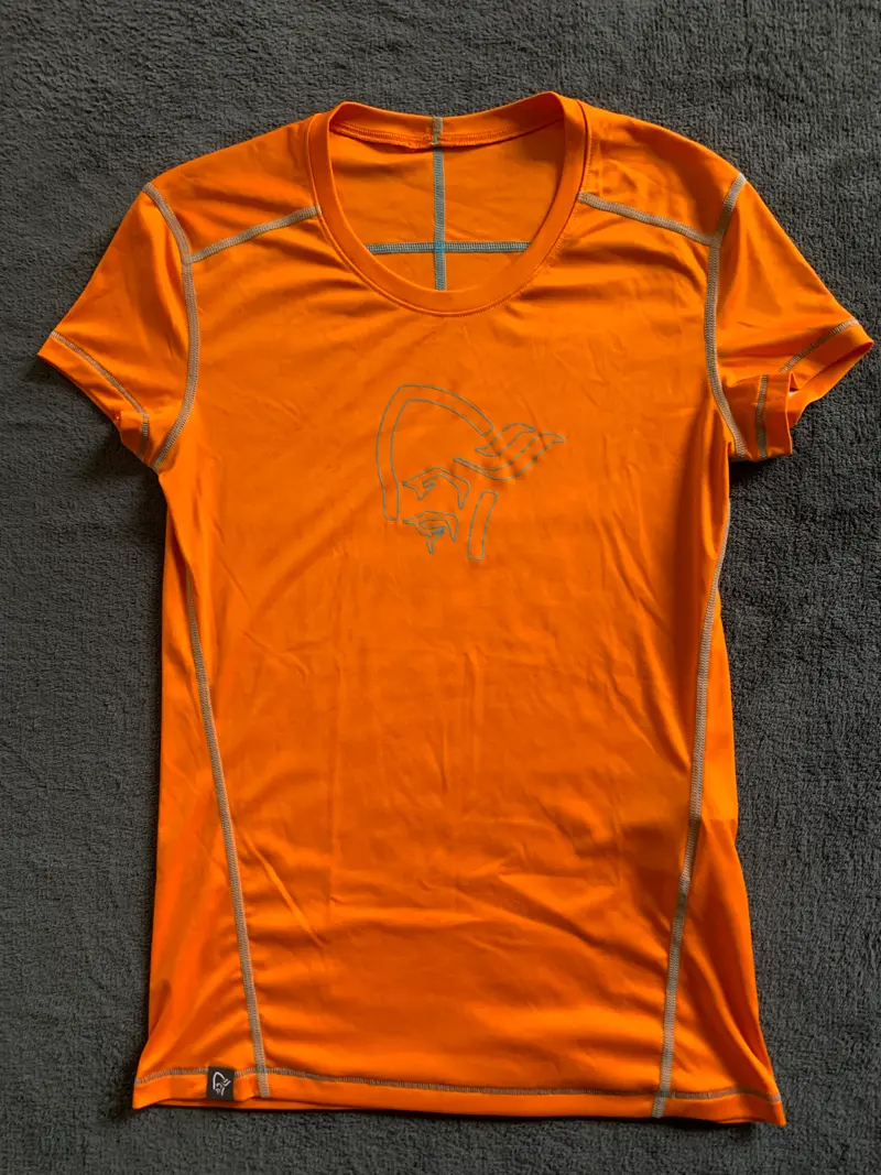 Tee shirt Norrona d’occasion pour femmes. Taille XS/S
