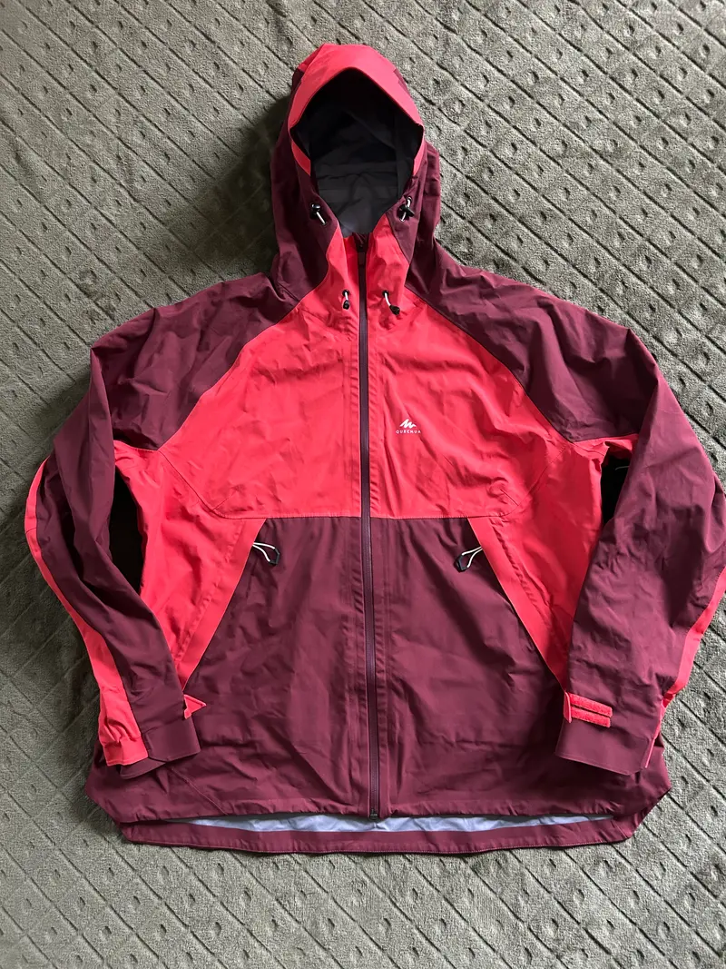 Veste imperméable quechua MH500 d’occasion pour femme. Taille 2XL.