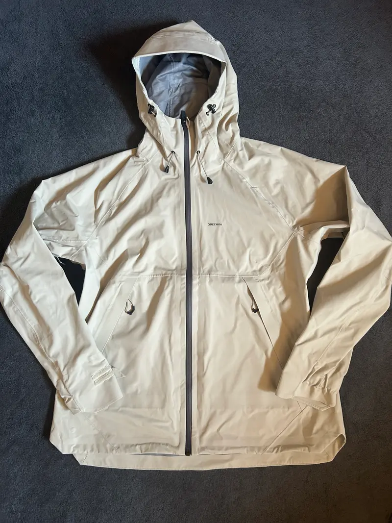 Veste imperméable quechua MH500 d’occasion pour femmes. Taille L.