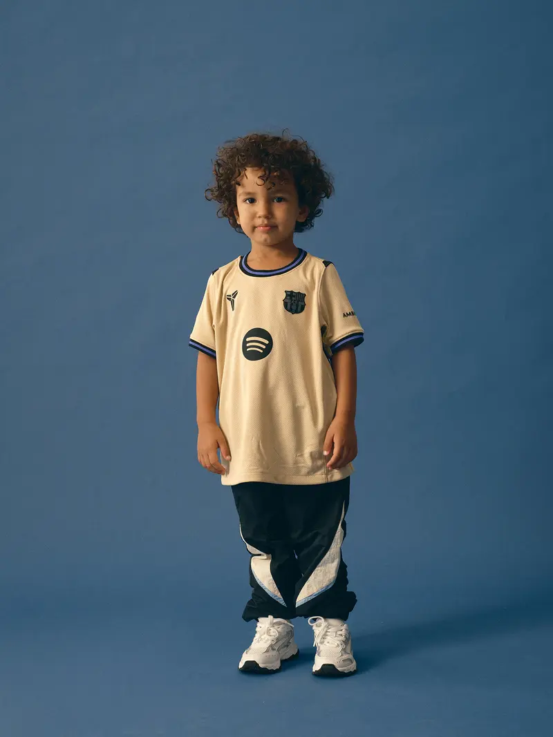 Younger kids away kit 25/26 FC Barcelona x Kobe Bryant